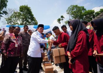 Gubernur Jambi Serahkan Bantuan Pendidikan Seragam Sekolah di SMK 1 Sungai Penuh