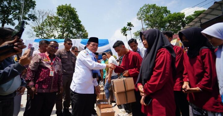Gubernur Jambi Serahkan Bantuan Pendidikan Seragam Sekolah di SMK 1 Sungai Penuh