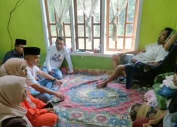 Paslon ARB-Nazar Jenguk dan Berikan Santunan kepada Warga yang Sakit di Kecamatan Rimbo Ulu