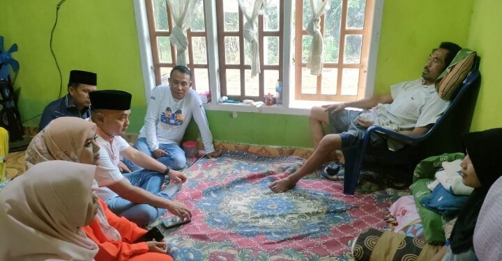 Paslon ARB-Nazar Jenguk dan Berikan Santunan kepada Warga yang Sakit di Kecamatan Rimbo Ulu