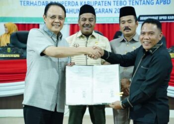 Pj Bupati Tebo Hadiri Rapat Paripurna Penyampaian Pendapat Akhir Fraksi Terhadap APBD 2025