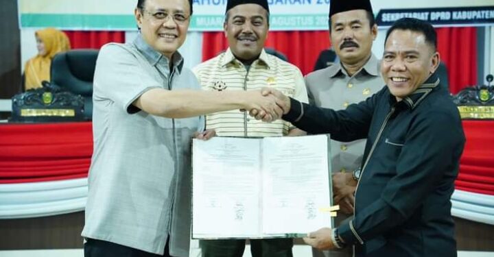 Pj Bupati Tebo Hadiri Rapat Paripurna Penyampaian Pendapat Akhir Fraksi Terhadap APBD 2025
