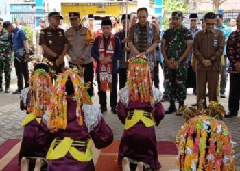 Dampingi Gubernur Berikan Bantuan Dumisake, Varial: Terima Kasih Pak Gubernur!