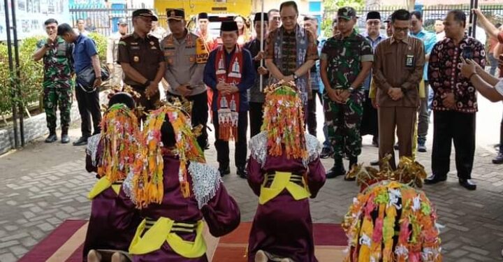 Dampingi Gubernur Berikan Bantuan Dumisake, Varial: Terima Kasih Pak Gubernur!