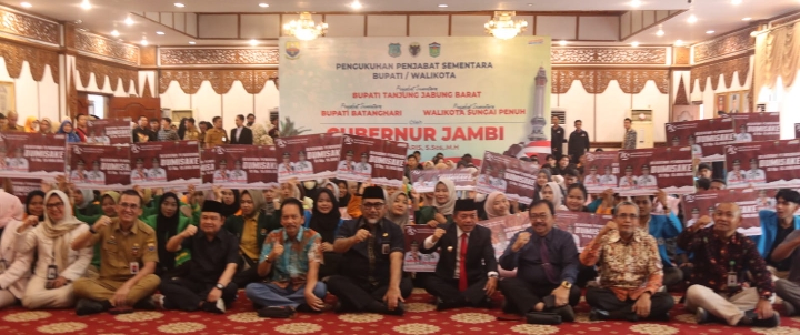 Gubernur Al Haris Serahkan 376 Bantuan Beasiswa Dumisake