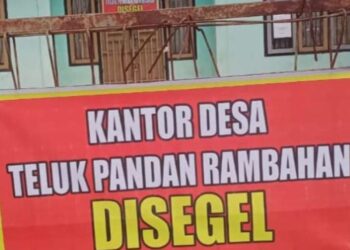 Warga Desa Teluk Pandan Rambahan Segel Kantor Desa