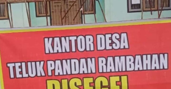 Warga Desa Teluk Pandan Rambahan Segel Kantor Desa