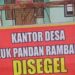 Warga Desa Teluk Pandan Rambahan Segel Kantor Desa