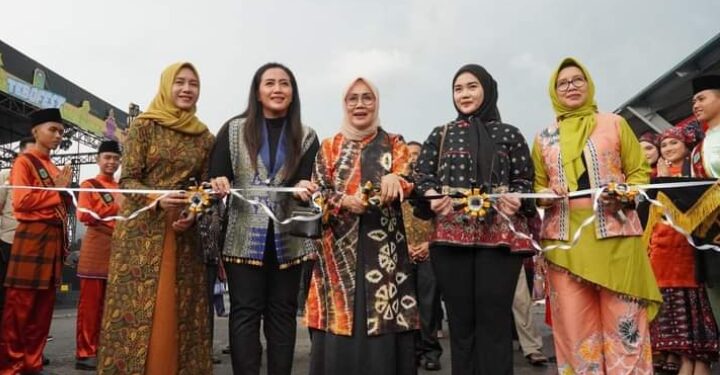 Tanty Harvianty Buka Pameran Tebo Expo