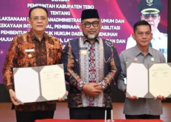 Varial Hadiri Penyerahan Berita Acara dan Surat Selesai Harmonisasi Ranperda
