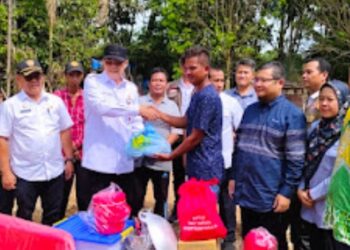 Pj Bupati Varial Adhi Putra Berikan Santunan kepada Warga yang Terkena Musibah Kebakaran