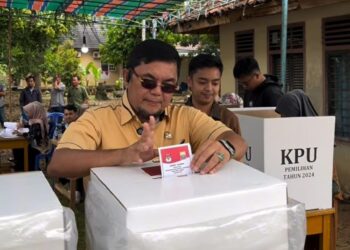 Waka DPRD Jambi Ivan Wirata Salurkan Hak Suara di TPS O3 Pematang Gajah