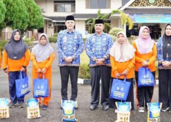 Varial Berikan Bantuan kepada Petugas Kebesihan