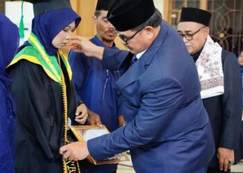 Teguh Hadiri Wisuda IAI Tebo
