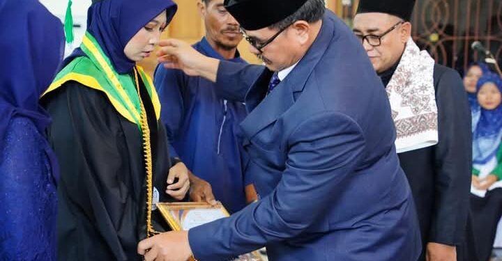 Teguh Hadiri Wisuda IAI Tebo