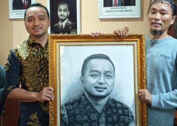 Terima Lukisan Potret Wajahnya, Khalis Mustiko Apresiasi Karya Pelukis Tebo Syahrial