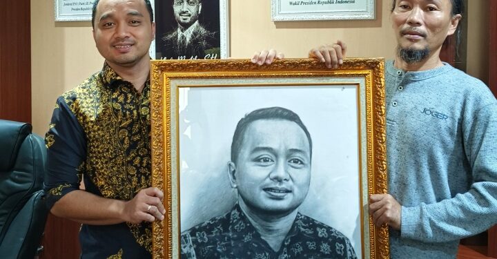 Terima Lukisan Potret Wajahnya, Khalis Mustiko Apresiasi Karya Pelukis Tebo Syahrial
