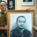 Terima Lukisan Potret Wajahnya, Khalis Mustiko Apresiasi Karya Pelukis Tebo Syahrial