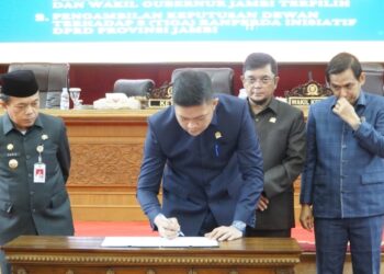 Ketua DPRD Jambi Pimpin Rapat Paripurna Pengesahan Tiga Ranperda Jadi Perda