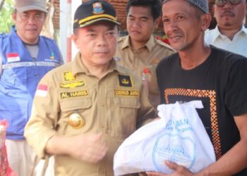 Gubernur Al Haris Serahkan Bantuan Sosial Korban Kebakaran Rumah di Desa Sungai Itik