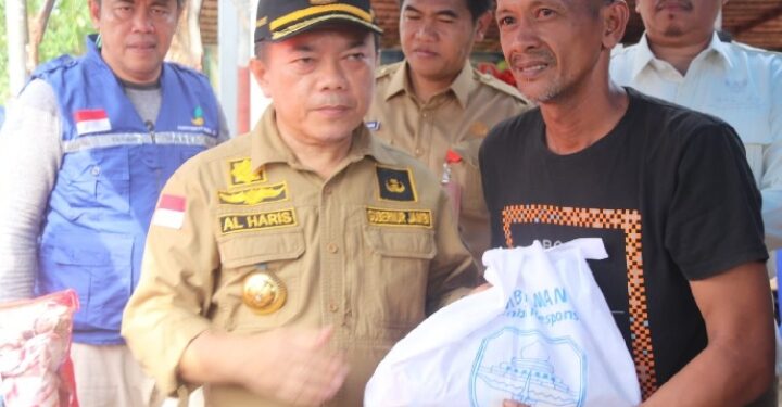 Gubernur Al Haris Serahkan Bantuan Sosial Korban Kebakaran Rumah di Desa Sungai Itik