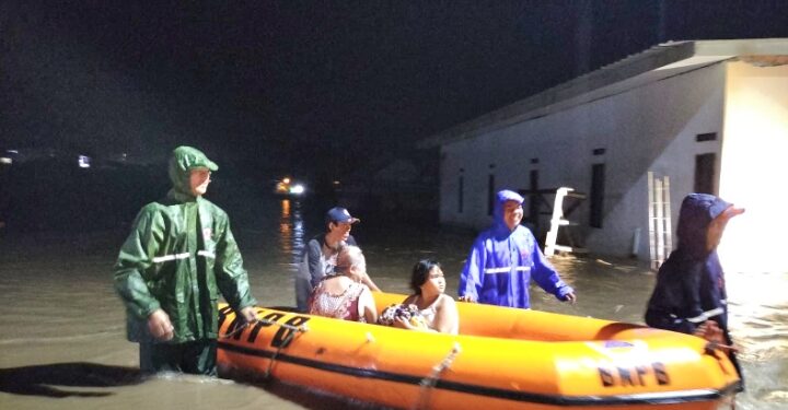 Petugas BPBD Lakukan Pendataan Korban Banjir di Muara Enim Sumsel
