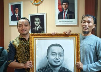 Ketua DPRD Tebo Menerima Lukisan Wajahnya dari Pelukis Tebo