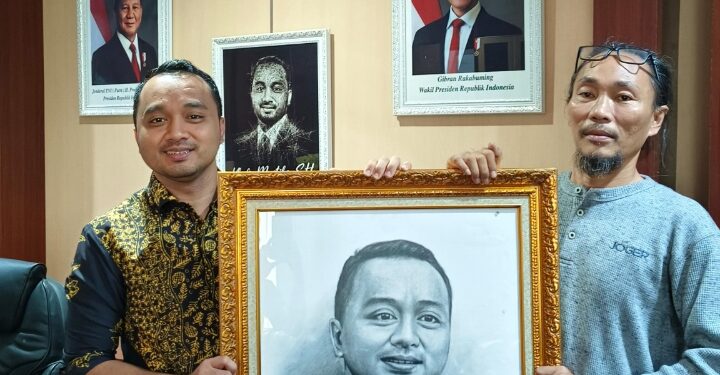 Ketua DPRD Tebo Menerima Lukisan Wajahnya dari Pelukis Tebo