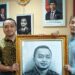 Ketua DPRD Tebo Menerima Lukisan Wajahnya dari Pelukis Tebo
