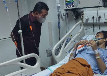 Gubernur Al Haris Besuk Oki Yusmika Atlet Taekwondo Penderita Kanker Tulang di RS Fatmawati Jakarta Selatan