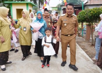 Wakil Bupati Tebo Tinjau Gerakan Hari Pertama Sekolah Bersama Ayah di TK Islam Al Washliyah