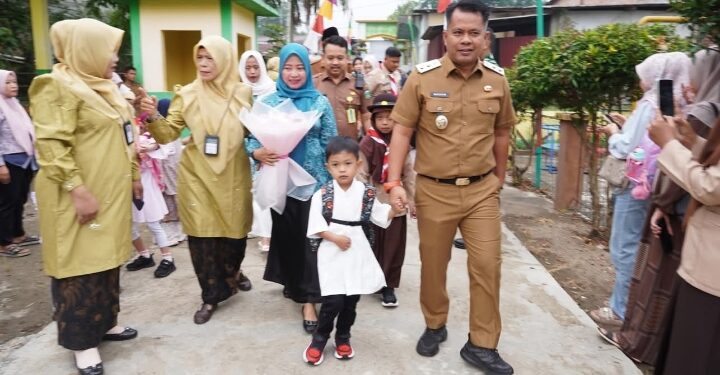 Wakil Bupati Tebo Tinjau Gerakan Hari Pertama Sekolah Bersama Ayah di TK Islam Al Washliyah