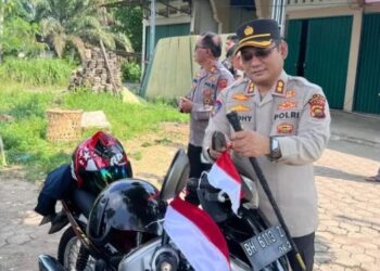 Polres Batang Hari Bagikan Ratusan Bendera Merah Putih
