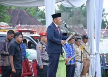 Waka DPRD Ihsanuddin Upacara di Lapangan Sepakbola Sungai Bengkal