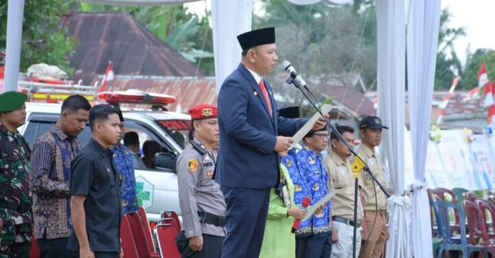 Waka DPRD Ihsanuddin Upacara di Lapangan Sepakbola Sungai Bengkal
