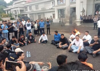 Dibawah Guyuran Hujan, Ketua DPRD Hafiz Fattah Terima Aspirasi Masyarakat