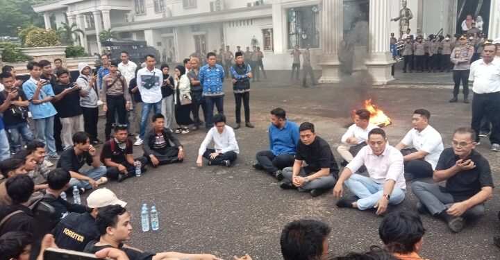 Dibawah Guyuran Hujan, Ketua DPRD Hafiz Fattah Terima Aspirasi Masyarakat