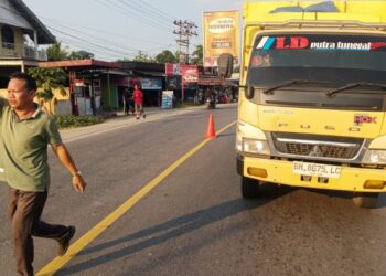 Sering Terjadi Kecelakaan, Warga Jembatan Mas Putar Balik Truk Batu Bara Melintas