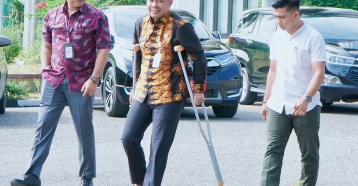 Meski Masih Cidera, Wabup Tebo Nazar Effendi Tetap Ngantor Demi Menjalankan Roda Pemerintahan