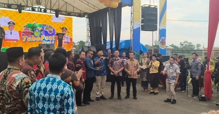 Bupati Agus Rubiyanto Resmi Buka Bazar UMKM HUT Tebo ke-26: Dorong Penguatan Ekonomi Daerah yang Mandiri
