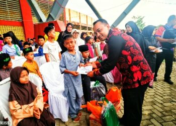 Ketua DPRD Tebo Khalis Mustiko Serahkan Bantuan Sosial untuk Anak Kurang Mampu pada HUT ke-26 Kabupaten Tebo