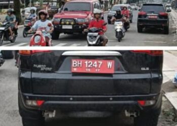 Mobil Plat Merah BH 1247 W Parkir di Lampu Merah Simpang TUGU