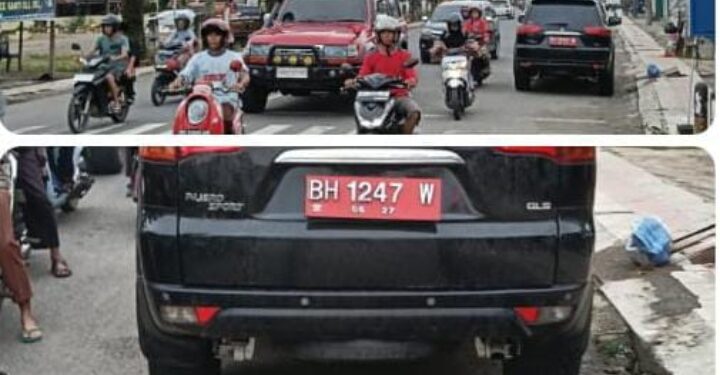 Mobil Plat Merah BH 1247 W Parkir di Lampu Merah Simpang TUGU