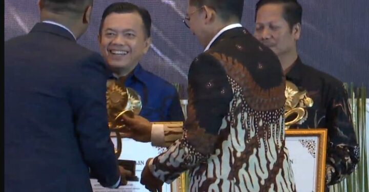 Gubernur Al Haris Terima Penghargaan “Pemerintah Daerah Terbaik” dari Kementerian Kebudayaan