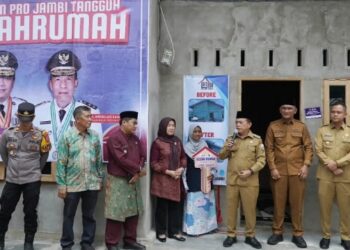 Gubernur Al Haris Serahkan Kunci dan Pasang Peneng Bedah Rumah di Sarolangun