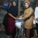 Hj. Hesti Haris Serahkan Kursi Roda dan Dampingi Terapi Pengobatan Warga Tunas Mudo Muaro Jambi