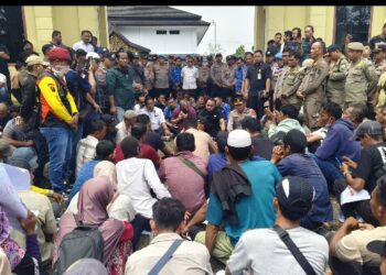 Ratusan Warga Gelar Aksi di Kantor DPRD Tebo, Desak Pencabutan HGU PT TI