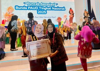 Hj. Hesti Haris Raih Penghargaan Nasional sebagai Bunda PAUD Peduli PAUD 2025