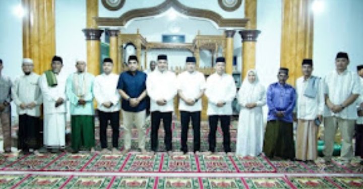 Ketua DPRD Khalis Mustiko Dampingi Bupati Agus Rubianto Safari Ramadhan di Rimbo Bujang