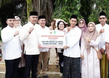 Bupati Tebo Serahkan Bantuan Sapi Presiden di Masjid Al Huda Rimbo Bujang